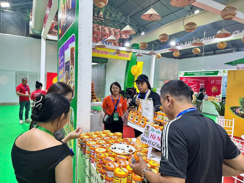 Bach Huong Xuan preserved fruit booth attracts strong attention from visitors. Photo: Le Nguyen