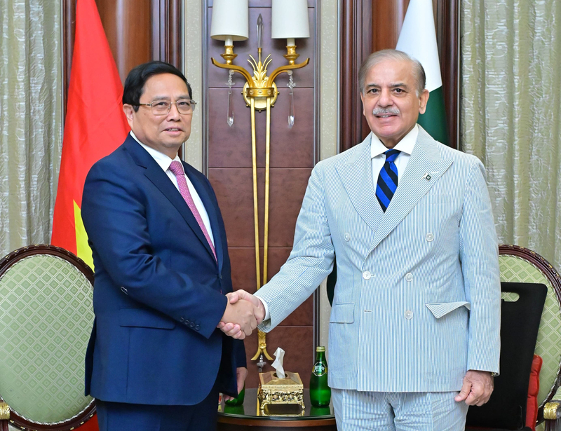 On the morning of October 30, 2024, during his official visit and attendance at the 8th Future Investment Initiative (FII) Summit in Saudi Arabia, Prime Minister Pham Minh Chinh met with Pakistan’s Prime Minister Shehbaz Sharif. Both leaders agreed that the two countries should soon raise bilateral trade turnover to USD 1 billion.