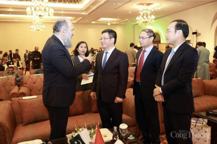 (From left to right) Pakistan’s Minister of Commerce, Minister Nguyen Hong Dien, and Vietnamese Ambassador to Pakistan Pham Anh Tuan exchange views on the sidelines of the Vietnam-Pakistan Business Forum.