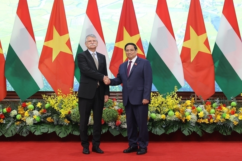 Prime Minister Pham Minh Chinh receives Hungarian National Assembly Speaker Kover Laszlo. Photo: VGP/Nhat Bac.