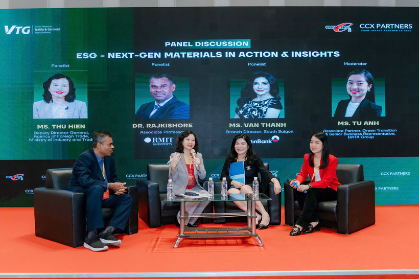 A panel discussion between Trinh Thi Thu Hien (MOIT), Dr. Rajkishore Nayak (RMIT University), and Ms. Pham Thi Van Thanh (VietinBank South Saigon), moderated by Tu Anh, Senior Business Representative, DATA Group.