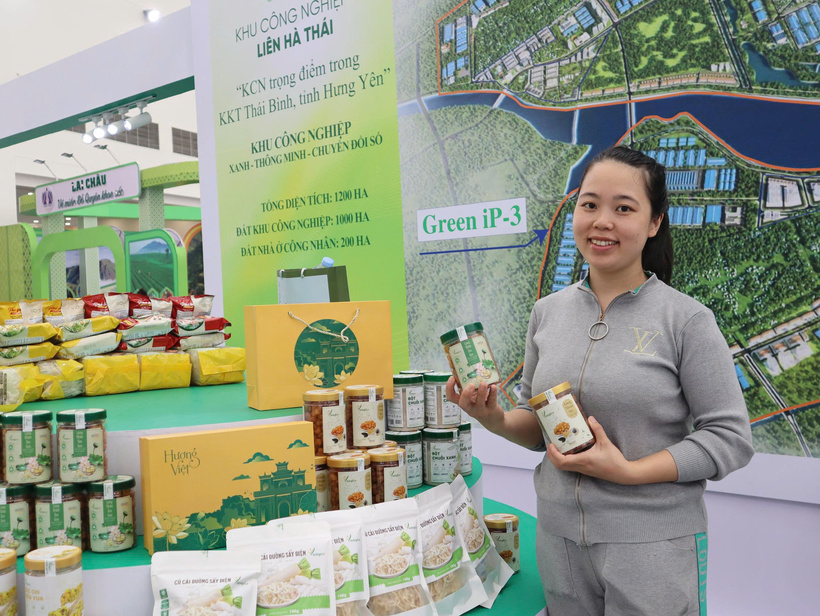 At the Hung Yen booth, dried longan and lotus-embraced longan, two famous 4-star OCOP specialties attract attention. As preparations bustle ahead of the opening, Tran Thi Lan Huong shares with a bright smile: “We want to bring the taste of Hung Yen closer to residents of the capital, so everyone who visits remembers the sweetness of our hometown longan”.
