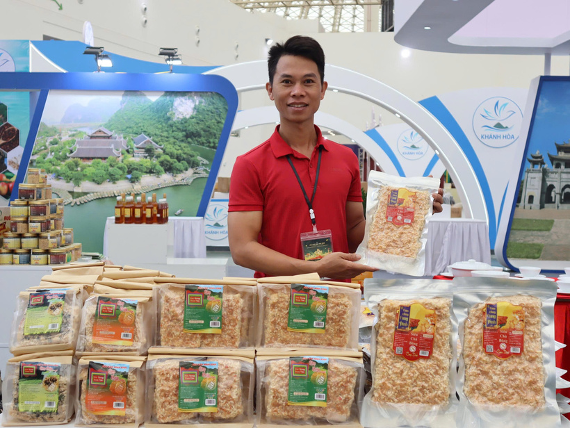 The OCOP booth from ninh binh showcases the flavors of the ancient hoa lu capital with crispy rice, dong vermicelli, and Kim Son wine. Nguyen Nhu Hoat, representative of the Ninh Binh crispy rice brand, says enthusiastically: “Crispy rice is a dish embedded in our memories and a source of pride for the people of Ninh Binh. Through the fair, we hope more customers will discover this specialty and connect with wholesalers nationwide”.