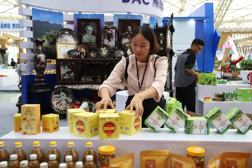 The Bac Ninh booth buzzes with the colors of Kinh Bac, showcasing famous specialties such as Dinh Bang banh phu the, bui fermented pork rolls, and Dong Ky traditional woodcrafts, attracting many visitors.