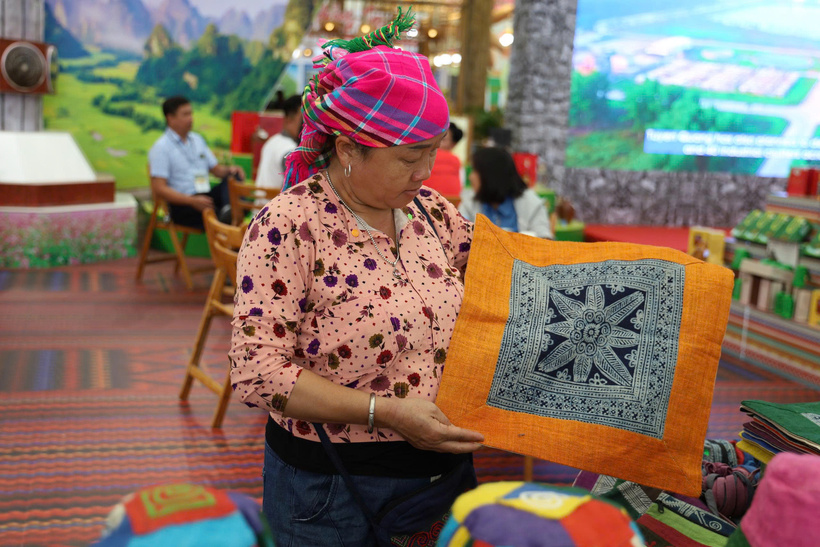 The Tuyen Quang OCOP booth attracts attention with brightly colored linen fabrics and exquisite handicrafts presented by Can Ty Linen Weaving Cooperative.
