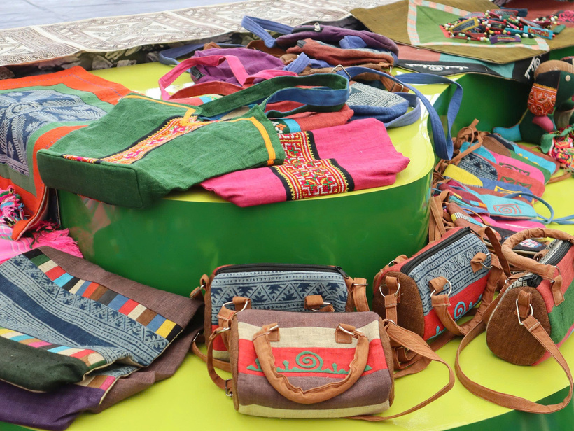 Giang Thi Say, Director of the cooperative, shares that to weave a single linen fabric, Hmong women go through dozens of meticulous steps, all done entirely by hand, from cultivating flax and spinning threads to setting up the loom.