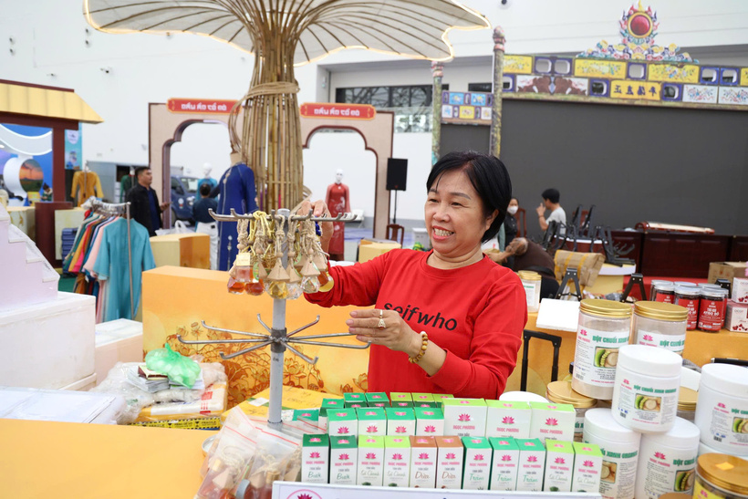 The OCOP booth from Thua Thien Hue stands out with specialties reflecting the soul of the ancient capital, such as sesame candy, fermented shrimp, and cajeput essential oil. Ho Thi Khanh Ngoc, representative of Ngoc Phuong essential oil company, said: “We aim to offer consumers natural beauty products that are safe and preserve hue’s traditional care secrets”.