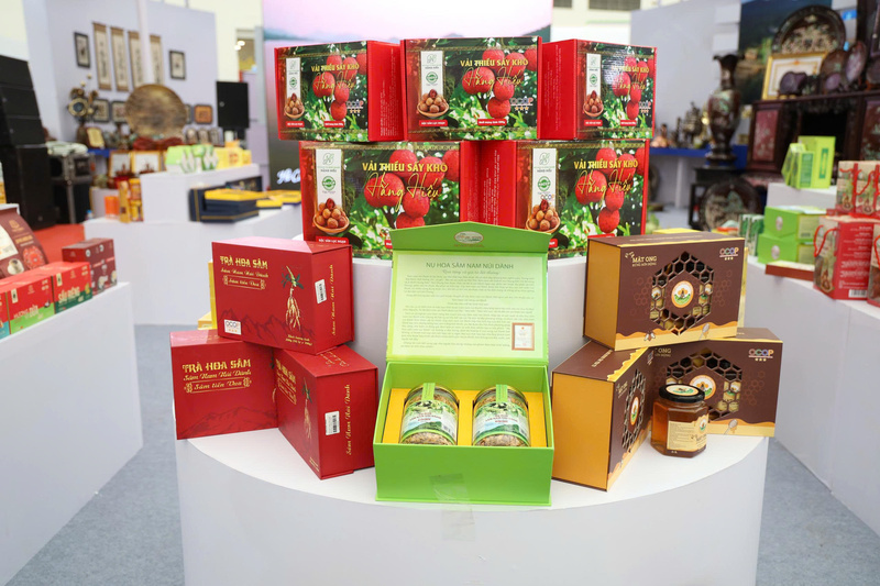 Fresh lychee trays and lychee-based products such as jam, syrup, and tea are displayed attractively, diversifying the local OCOP offerings.