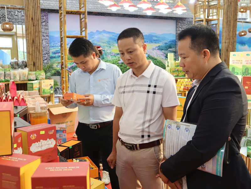 In addition, the Thai Nguyen booth showcases the province’s signature products, with neatly arranged tea packages, specialty green tea boxes, and prized cordyceps products, all presented attractively, a source of pride for local tea producers.