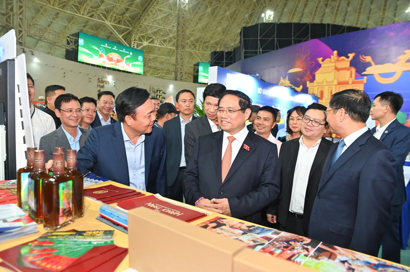 Prime Minister Pham Minh Chinh visits exhibition booths at the Vietnam Golden Autumn Fair 2025.