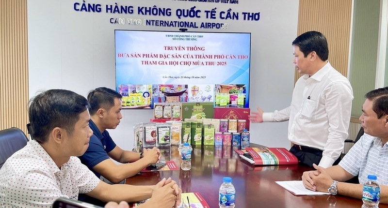 Ha Vu Son, Director of Can Tho Department of Industry and Trade, suggests local specialties, OCOP products, and outstanding local products for the Vietnam Golden Autumn Fair 2025. Photo: Khanh Ngoc.