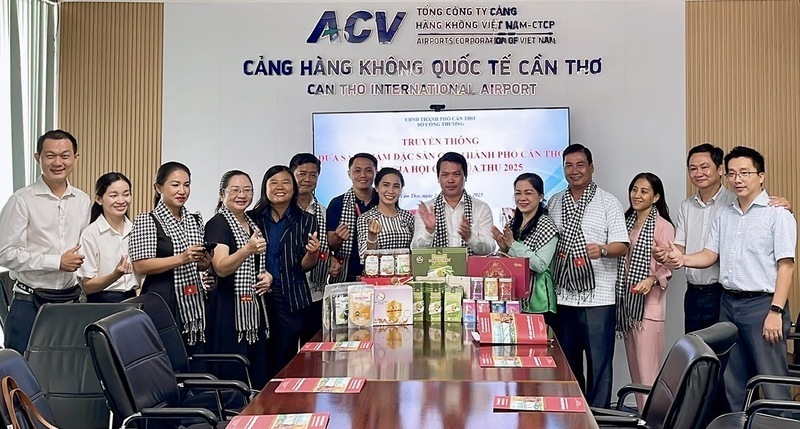 Businesses take commemorative photos at the conference. Photo: Khanh Ngoc.