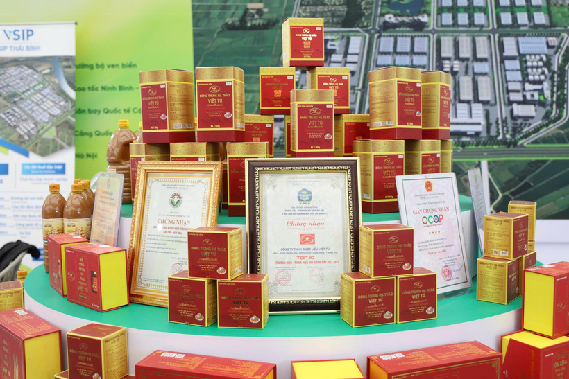 The careful presentation and product introduction reflect Hung Yen province’s efforts to promote the OCOP brand and expand its reach across the country.