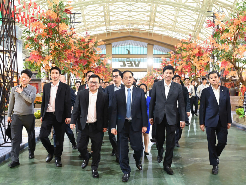 Deputy Prime Minister Bui Thanh Son, Head of the Steering Committee for the 2025 Autumn Fair, continues to inspect the organization and progress of the event.