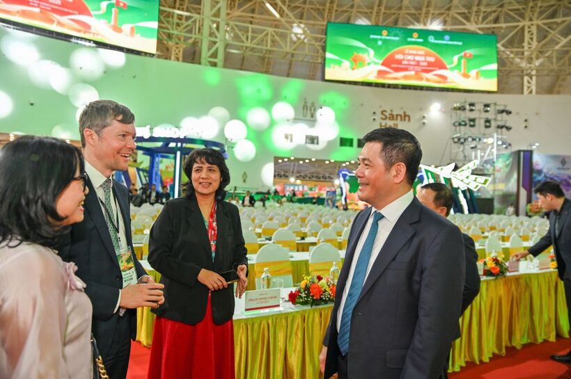 Ahead of the opening ceremony of the first Vietnam Golden Autumn Fair 2025, Minister of Industry and Trade Nguyen Hong Dien meets and exchanges with business partners.