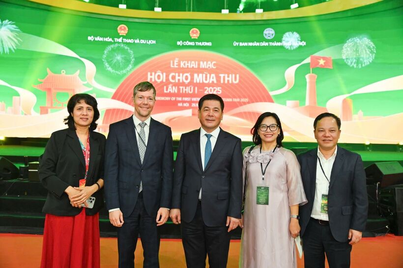 Minister Nguyen Hong Dien meets with international partners and Vietnamese trade offices abroad.
