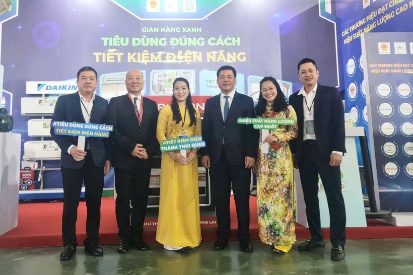 Minister Nguyen Hong Dien joins delegates attending the event.