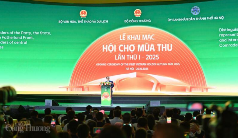 An overview of the opening ceremony of the first Vietnam Golden Autumn Fair.