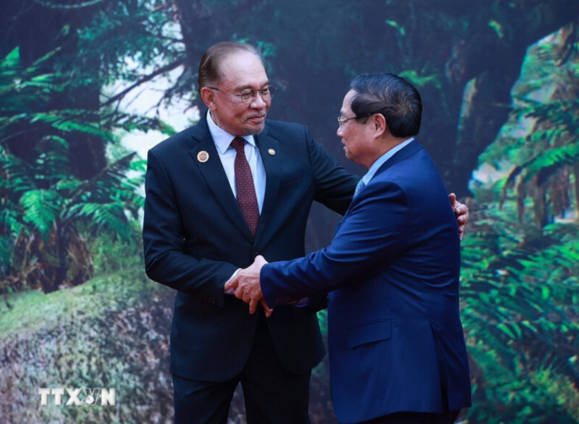 Malaysian Prime Minister Anwar Ibrahim, Chair of ASEAN 2025, welcomes Prime Minister Pham Minh Chinh to the 47th ASEAN Summit and related high-level meetings. Photo: Duong Giang/VNA.