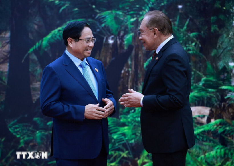 Malaysian Prime Minister Anwar Ibrahim, Chair of ASEAN 2025, talks with Vietnam’s Prime Minister Pham Minh Chinh. Photo: Duong Giang/VNA.