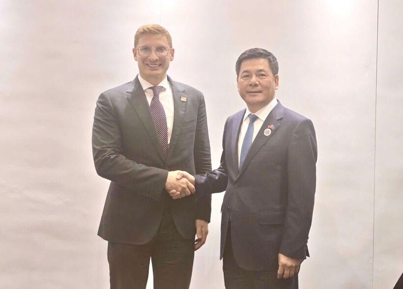 Minister Nguyen Hong Dien meets with United States Deputy Secretary of State for Economic, Environmental, and Energy Affairs Jacob Helberg. Photo: Nguyen Minh