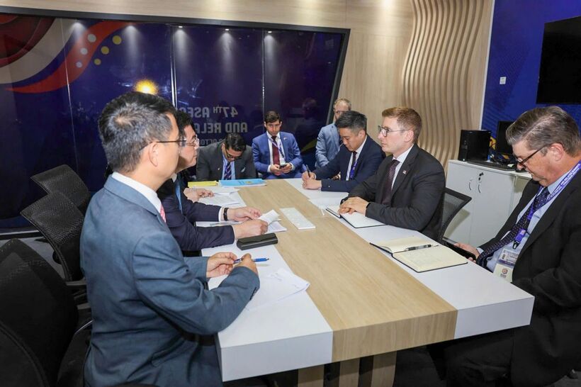Minister Nguyen Hong Dien and Deputy Secretary Helberg discussed economic and trade cooperation between Vietnam and the United States, as well as potential areas for further collaboration. Photo: Nguyen Minh