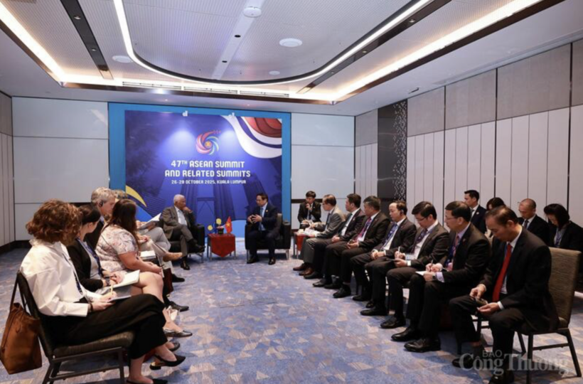 Minister of Industry and Trade Nguyen Hong Dien, together with leaders of other ministries and agencies, accompanies Prime Minister Pham Minh Chinh in a meeting with the European Council President Antonio Costa.