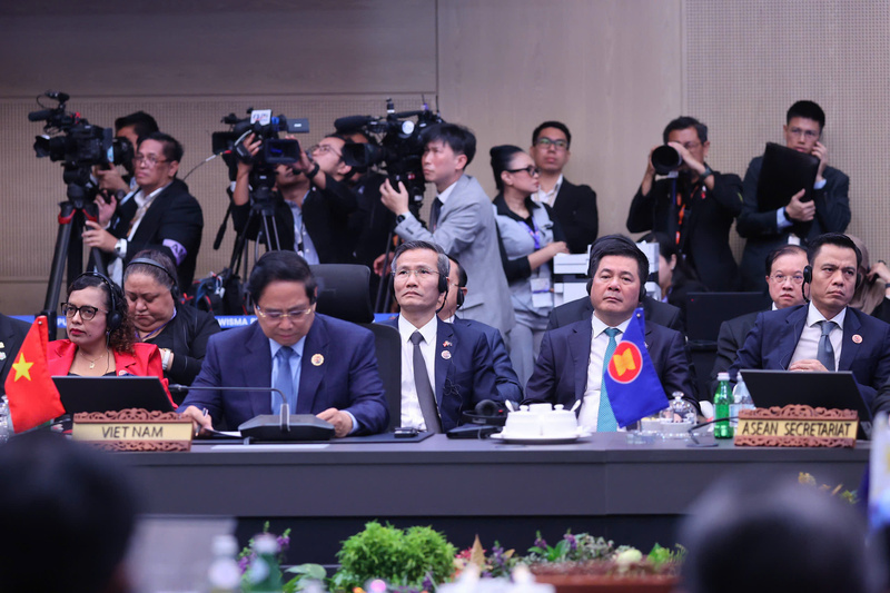 Minister of Industry and Trade Nguyen Hong Dien, together with leaders of relevant ministries and agencies, accompanies Prime Minister Pham Minh Chinh at the 26th ASEAN - Republic of Korea Summit. Photo: VGP