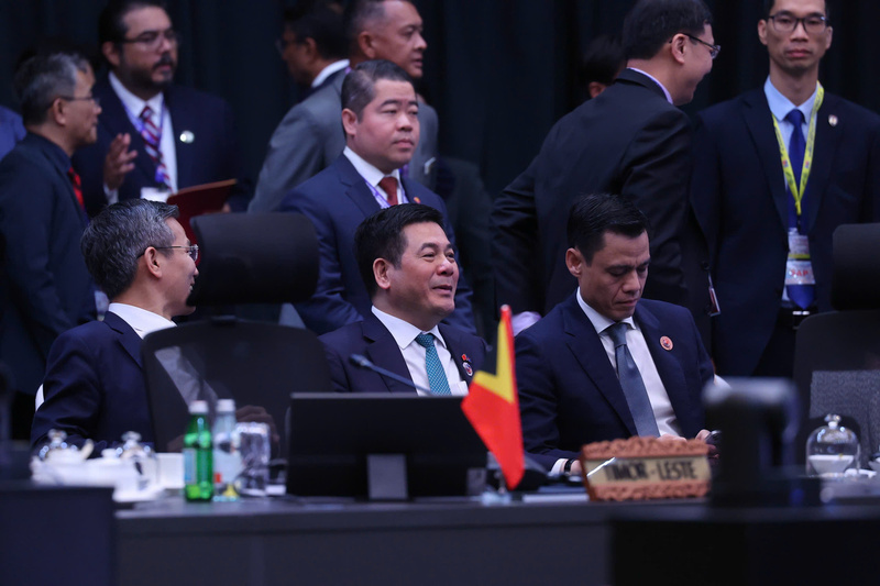 Minister of Industry and Trade Nguyen Hong Dien and leaders of relevant ministries and agencies attend the 26th ASEAN - Republic of Korea Summit. Photo: VGP