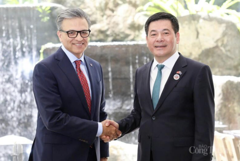 On the afternoon of October 27, 2025, on the sidelines of the 47th ASEAN Summit and related meetings, Minister Nguyen Hong Dien receives a delegation from the Business Council of Canada led by its President and CEO, Goldy Hyder.