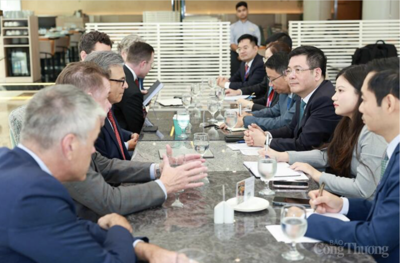 During the meeting, Minister Nguyen Hong Dien emphasizes that the current period presents favorable opportunities to advance trade and investment cooperation between Vietnam and Canada. He notes that businesses from both countries still have significant potential to tap into areas such as supply chain connectivity, investment, technology, and branding to create higher-value partnerships.