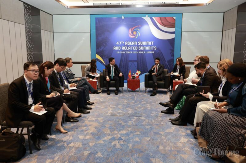 During the meeting, the two ministers discuss and agree on various measures to enhance economic and trade cooperation between the two countries.