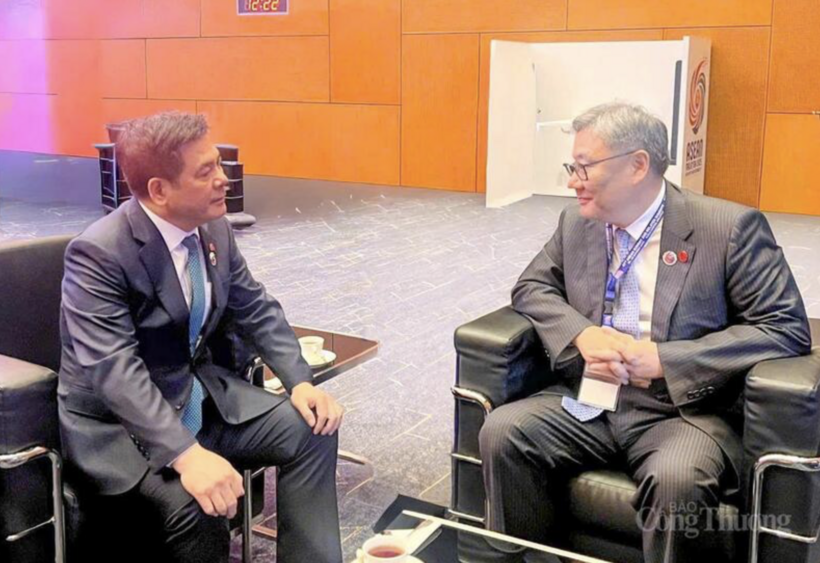 The two ministers discuss recent economic and trade cooperation between Vietnam and China, agreeing on the need to further strengthen and promote collaboration, especially amid the current complex regional and global economic landscape.
