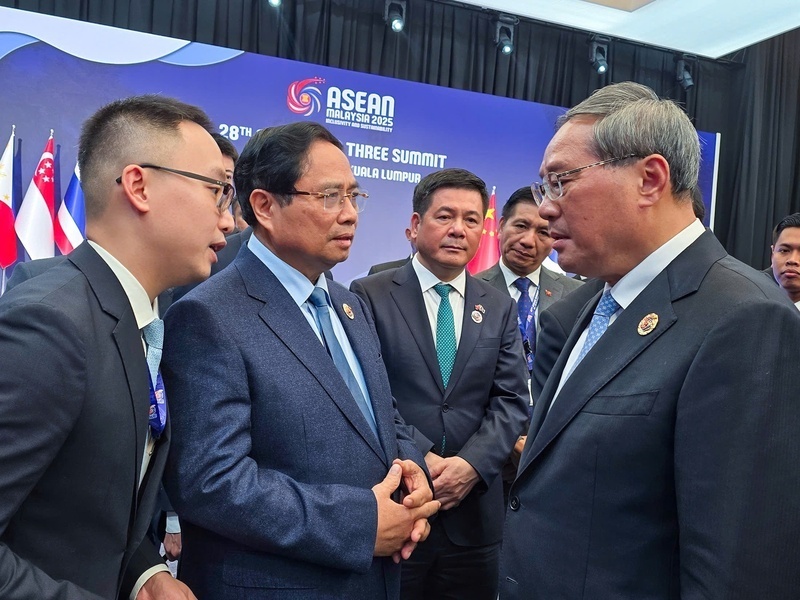 Within the framework of the 47th ASEAN Summit and related meetings in Kuala Lumpur, Malaysia, Minister Nguyen Hong Dien accompanies Prime Minister Pham Minh Chinh in a meeting with Chinese Premier Li Qiang. Photo: VGP