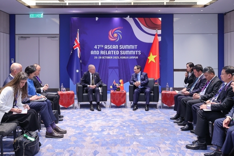 Minister Nguyen Hong Dien, together with leaders of ministries and agencies, accompanies Prime Minister Pham Minh Chinh in a meeting with Australian Prime Minister Anthony Albanese. Photo: VGP