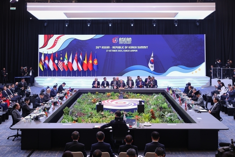 On October 27, during the second working day of the 47th ASEAN Summit and related meetings in Kuala Lumpur, Prime Minister Pham Minh Chinh, together with ASEAN leaders and South Korean President Lee Jae-myung, attends the 26th ASEAN - Republic of Korea Summit. Photo: VGP