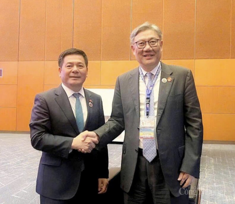 On the occasion of accompanying the Prime Minister to the 47th ASEAN Summit and related meetings in Kuala Lumpur, Malaysia, on October 27, 2025, Minister Nguyen Hong Dien has a bilateral meeting with Chinese Minister of Commerce Wang Wentao.