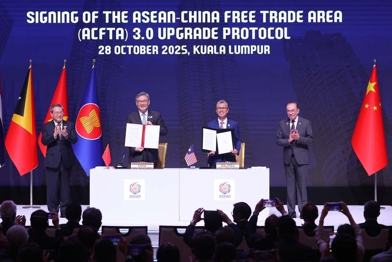 At the signing ceremony of the Protocol Upgrading the ASEAN-China Free Trade Agreement (ACFTA 3.0)