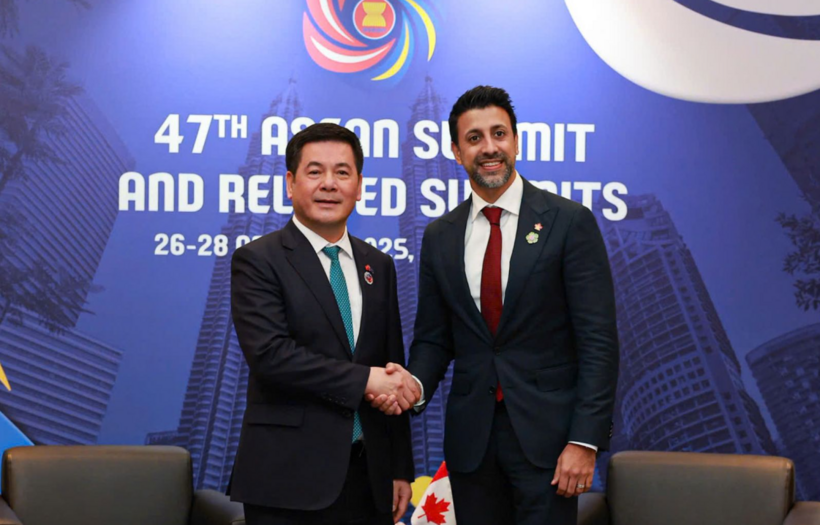 Minister of Industry and Trade Nguyen Hong Dien and Canada’s Minister of International Trade Maninder Sidhu.
