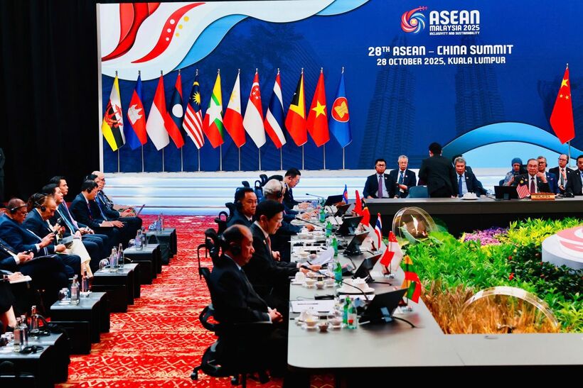 The signing ceremony of the Protocol to Upgrade the ASEAN-China Free Trade Agreement (ACFTA 3.0) at the Kuala Lumpur Convention Center, Malaysia, is witnessed by senior leaders of ASEAN countries and China.