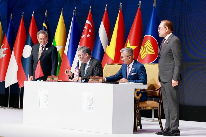 At the signing ceremony of the Protocol Upgrading the ASEAN-China Free Trade Agreement (ACFTA 3.0).