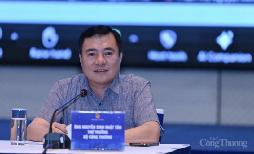 Deputy Minister of Industry and Trade Nguyen Sinh Nhat Tan chairs the conference. Photo: Nam Nguyen