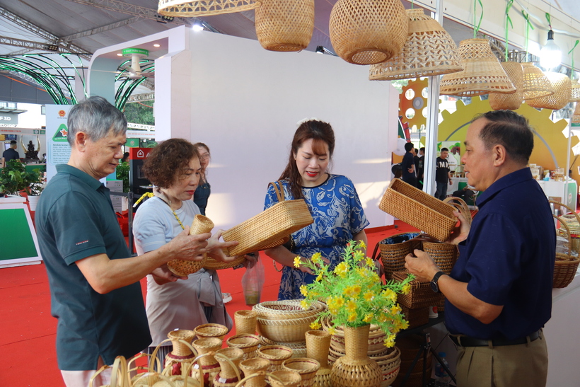 From the hands of artisans, rural industrial products are being revitalized, bringing new life and energy to traditional craft villages.