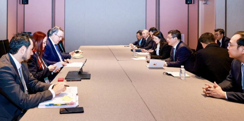 During the meeting, the two ministers agree to strengthen cooperation to maintain the achievements attained in the economic and trade sectors