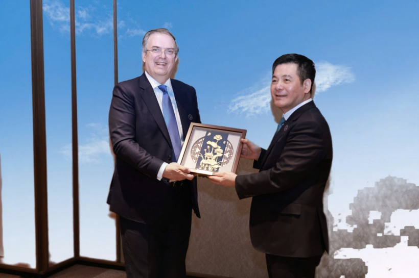 Minister of Industry and Trade Nguyen Hong Dien and Mexico’s Economy Minister Marcelo Ebrard Casaubon pose for a photo after the meeting.