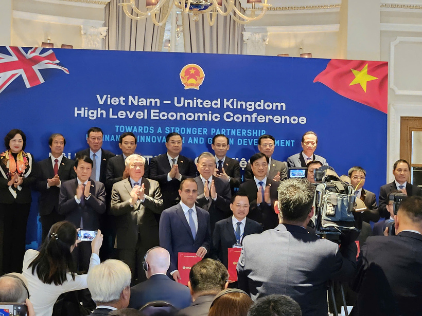 The Vietnam National Chemical Group signs a cooperation agreement with Robertet Group (the United Kingdom) under the witness of Party General Secretary To Lam and the high-level delegation.