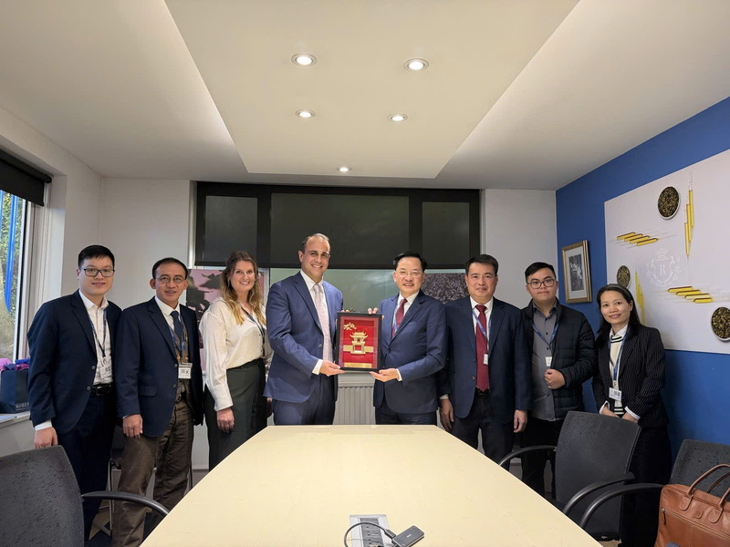 Mr. Nguyen Huu Tu, Deputy Secretary of the Party Committee and General Director of the Vietnam National Chemical Group, presents a souvenir to Mr. Jean-Baptiste Maubert, Executive Director of Robertet United Kingdom, a member company of Robertet Group.