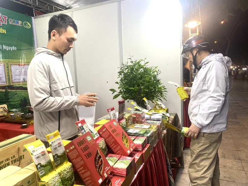 Consumers exploring tea products by the Thuy Thuat Tea Cooperative, Thai Nguyen.