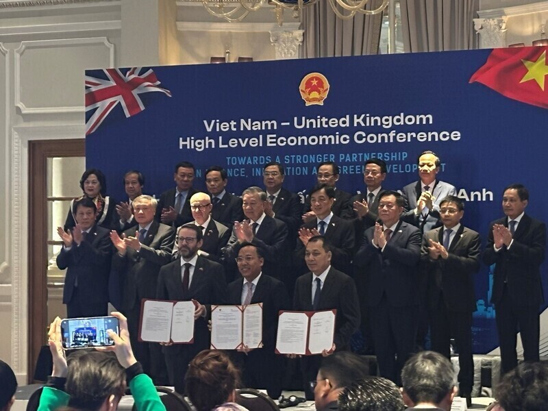 General Secretary To Lam and senior Vietnamese leaders witness the signing ceremony of cooperation memoranda of understanding.