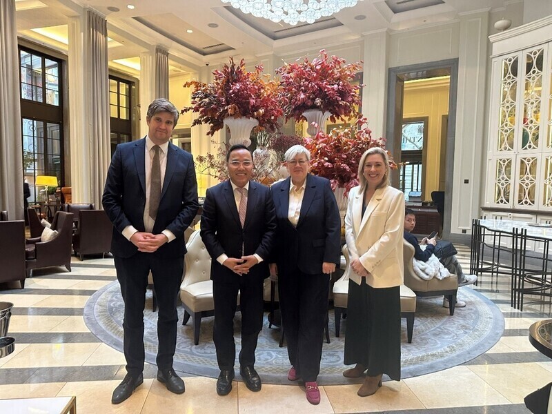 Deputy Minister Nguyen Hoang Long holds a meeting with Rachel Kyte, the UK Climate Envoy, and Chris Taylor, the UK JETP Envoy.